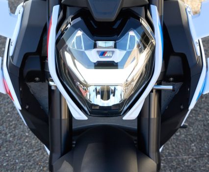 On the M R, the front wheel is controlled by an upside-down fork with a 45mm sliding tube diameter in an "All black" design.