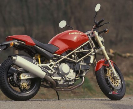 Rather surprisingly, the 185kg declared dry weight for the unfaired M900 was actually a couple of kilos more than the faired 9008S's.