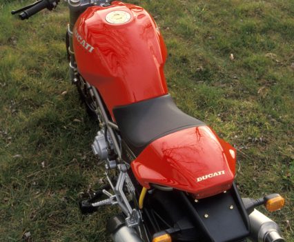 Relaxed riding position with bent back 'bars.