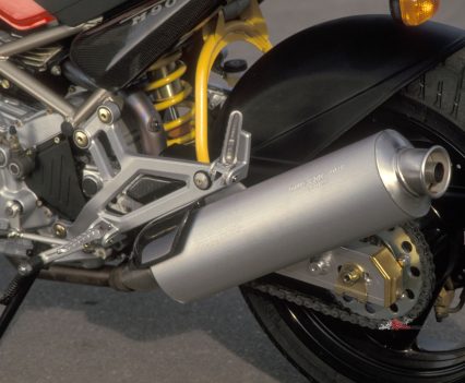 Adjustable monoshock and skinny 170/60-17 Michelin tyre...