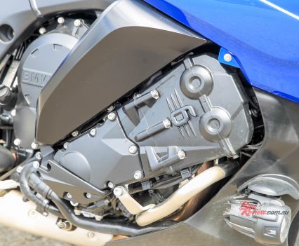 Bridge-type frame made from cast aluminium with load-bearing engine.