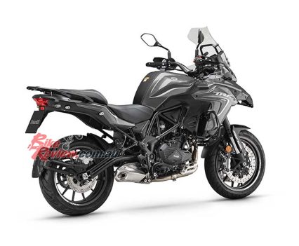 The suspension is sorted by an upside down fork with 50mm legs and 140mm travel, on the back is a central monoshock adjustable in the spring preload and hydraulic rebound damping and a travel of 45mm. 