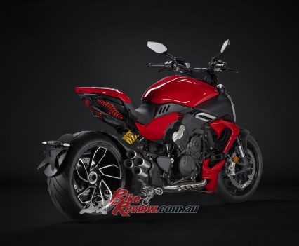 The Diavel V4 has a kerb weight without fuel of 223kg, saving more than 13kg (-5 on the engine, -8 on the bike) compared to the Diavel 1260 S.