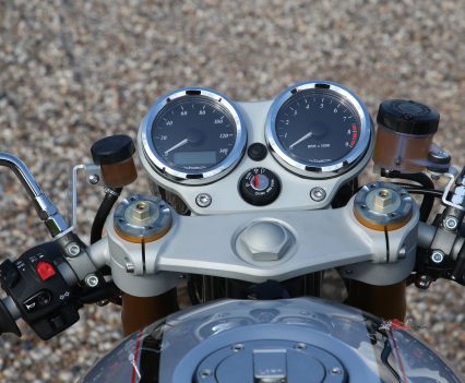 Cast aluminium upper tripleclamp on the CR.