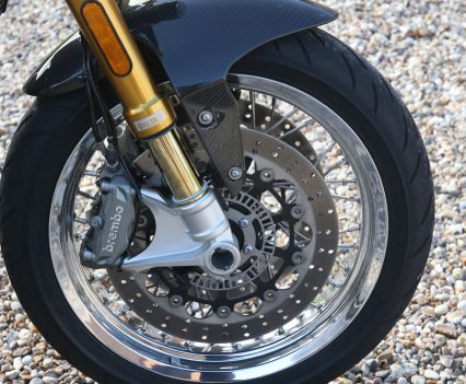 Fully-adjustable 43mm Öhlins USD.