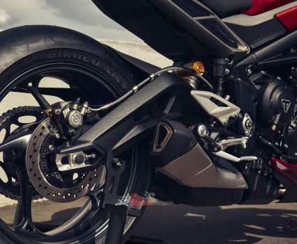 Single 220mm disc, Brembo single piston caliper, OC-ABS.