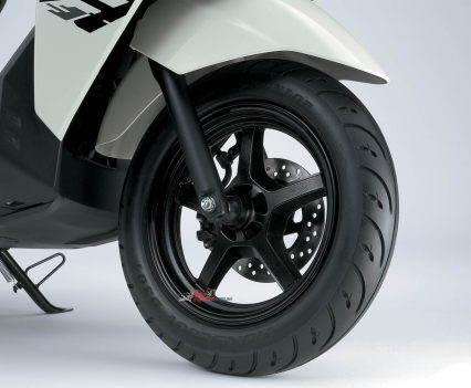 Cast aluminum wheels.