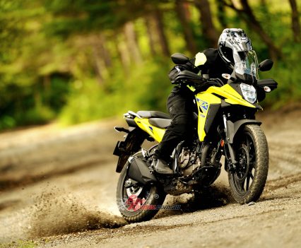 Peak power and torque are 19.5kW@9,300rpm and 22.2Nm@7,300rpm, while the sporty short-style dual-exit muffler is a bespoke design for the V-STROM 250SX.