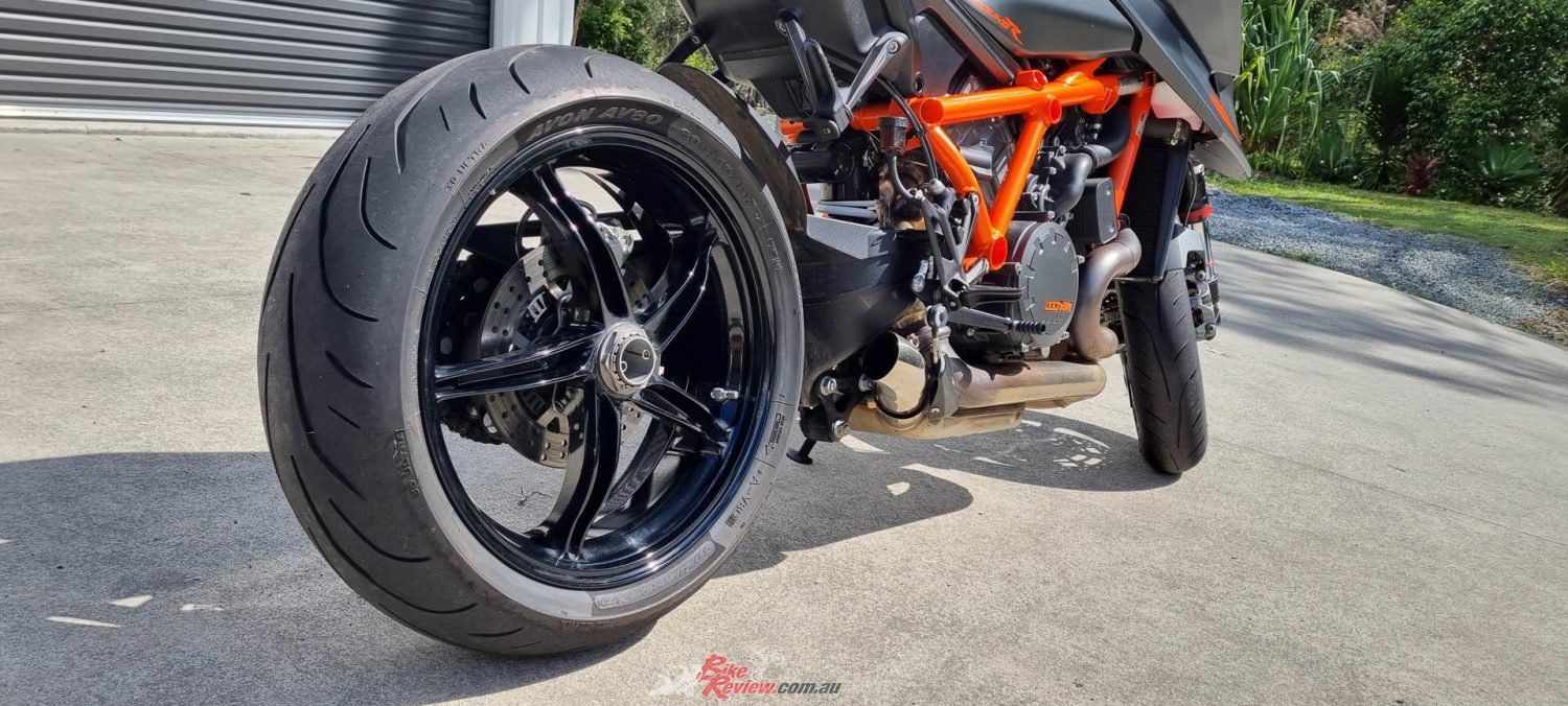 Simon has been testing out the new Avon 3D Ultra EVO's on his KTM Super Duke...