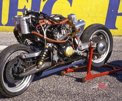 300mm SEP carbon disc with AP-Lockheed four-piston caliper at the front.