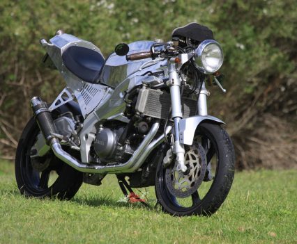 How stunning is that exhaust system? Adds even more chrome goodness to the shiny bullet...