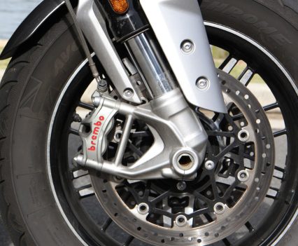 Showa 47mm upside-down 1+1 cartridge front forks, compression and rebound adjuster.