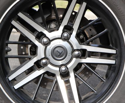 16×7.5 Cast aluminium wheel on the rear.