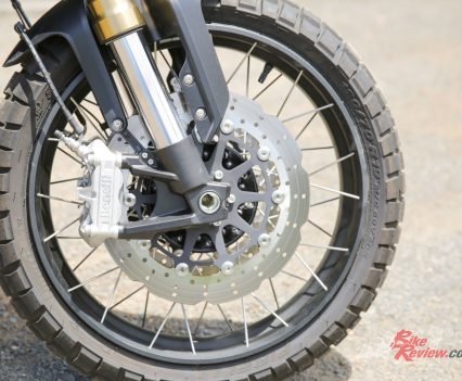 Twin semi-floating disc 320mm, mono block radial caliper four-piston and ABS.