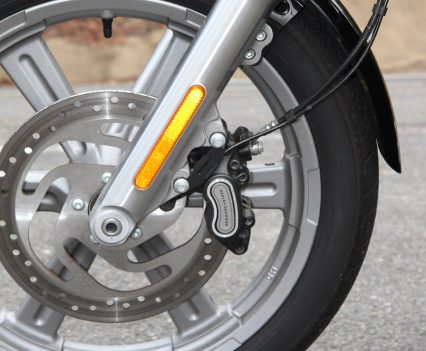 Four-piston fixed front 300mm disc.