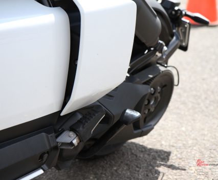 Single piston floating caliper, 265mm rotor at the rear.