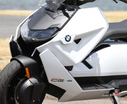 Telescopic fork with 100mm travel.