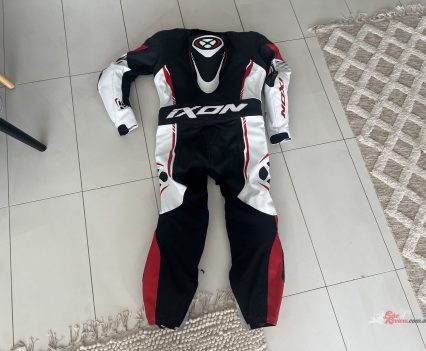 Everything feels top quality as per IXON's usual high-standard, even included are elbow sliders and shoulders protectors for an extra level of impact protection. 