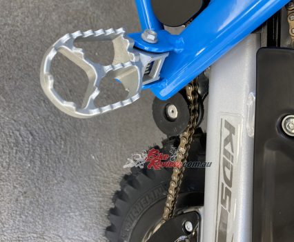 Decent sized toothed footpegs.