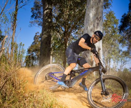 Stopping is taken care of with the powerful Magura MT5’s. Featuring a one piece four piston caliper, it gives excellent modulation and powerful one finger braking.