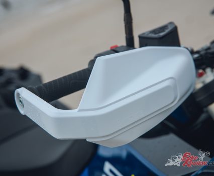 Knuckles protected by the handguards fitted as standard!