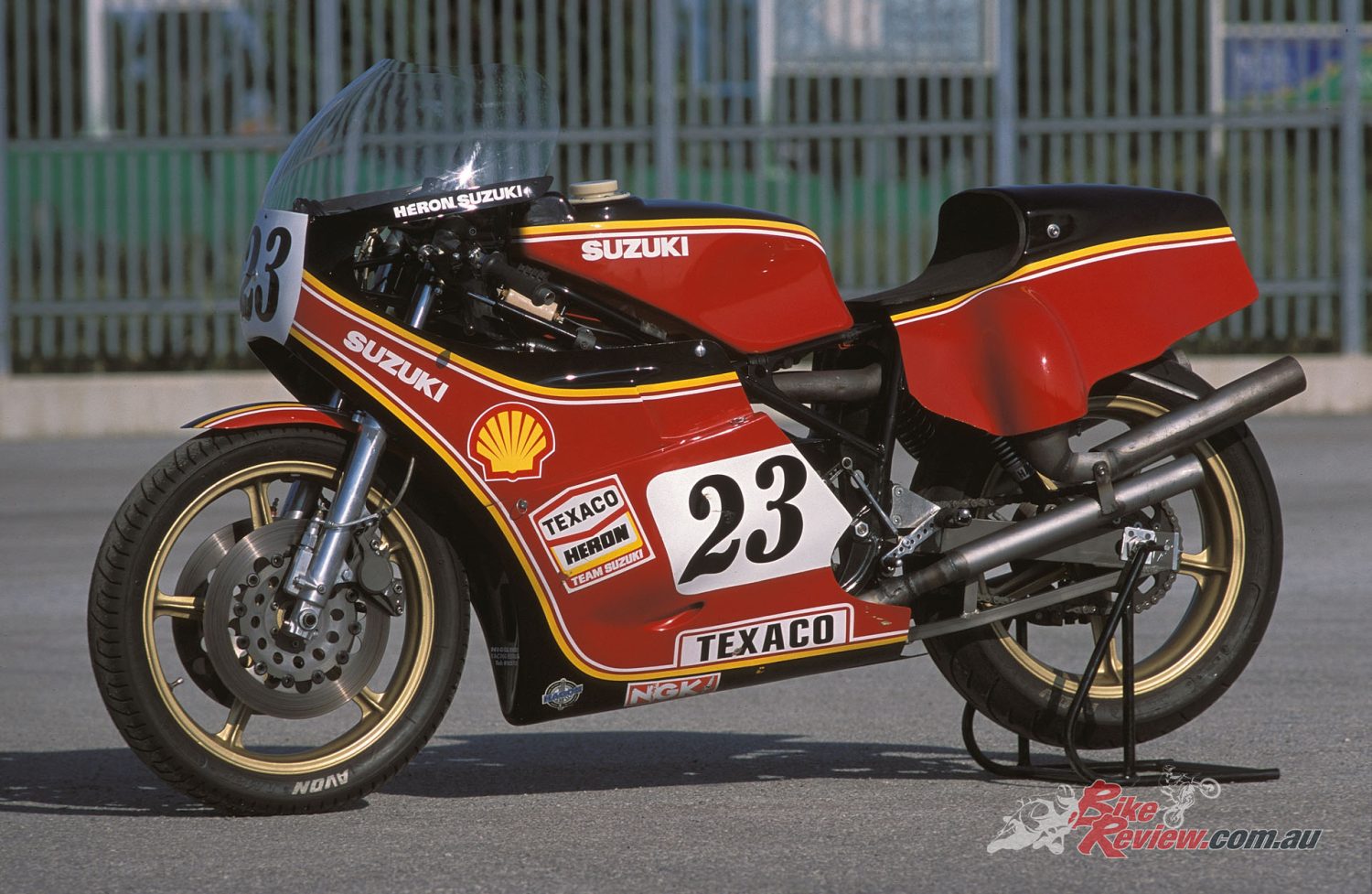 The shift on the Suzuki was remarkably stiff! Sheene would head out last so he wouldn't have to find neutral on the grid...