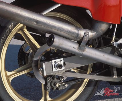 1 x 220mm Suzuki ventilated steel disc with two-piston Tokico caliper.