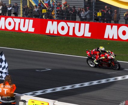 The shortened Tissot Superpole Race in the MOTUL FIM Superbike World Championship was a fierce fight between Alvaro Bautista (Aruba.it Racing – Ducati) and Jonathan Rea (Kawasaki Racing Team WorldSBK).