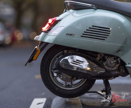 Double hydraulic shock absorbers with four - position spring preload adjustment, 220mm stainless steel disc.