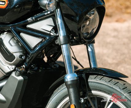 41mm SHOWA Dual Bending Valve conventional forks. Aluminium triple-clamps.