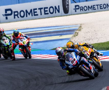 As the lights went out, Toprak Razgatlioglu (Pata Yamaha Prometeon WorldSBK) got the holeshot to lead into Turn 1 before Rinaldi battled his way through on his teammate at Turn 4 to move into second.