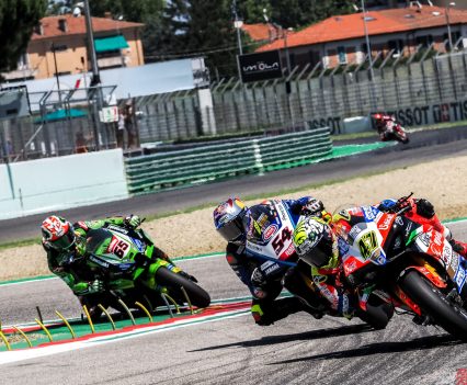 On Lap 8, Bassani made his move on Razgatlioglu for first. He looked to overtake into the Villeneuve chicane first but that didn’t work out, before he went up the inside of his rival at the left-hand hairpin of Tosa.