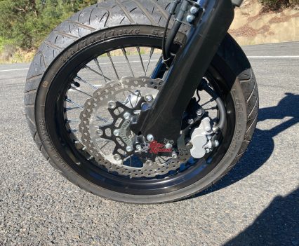 300mm rotor, 17in alloy wheel with 100/70 – 17in IRC tyre, 204mm travel.