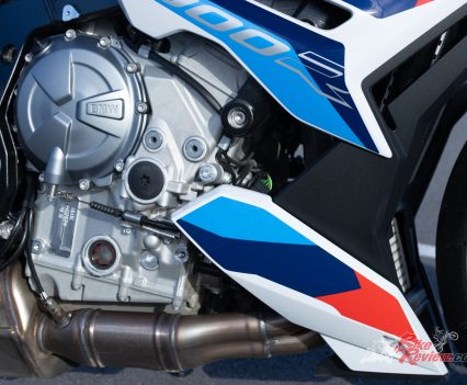 Liquid-cooled in-line four-cylinder engine, 999cc, DOHC.