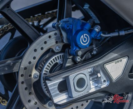 220mm rear rotor, single-piston floating caliper.