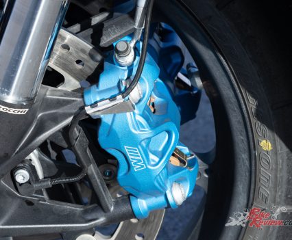 Four-piston monoblock calipers.