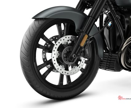 Dual disc brake, diameter 300 mm, 4-piston radial calipers.