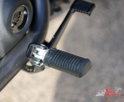 Rubber footpegs.