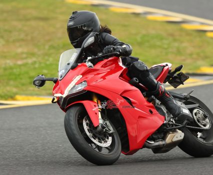 Kaori previously used Alpinestars, then hired some FIVE gloves.