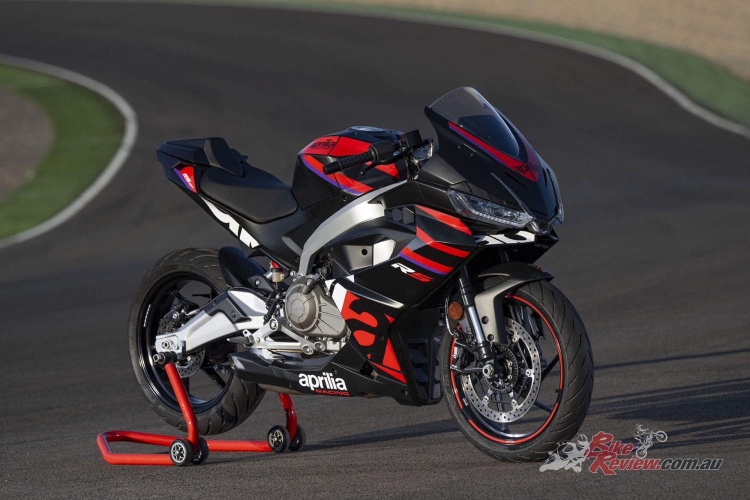 The 41mm fork features 120mm travel and preload adjustability. Same for the monoshock, which works on the steel swingarm, adjustable in preload, for 130 mm wheel travel.