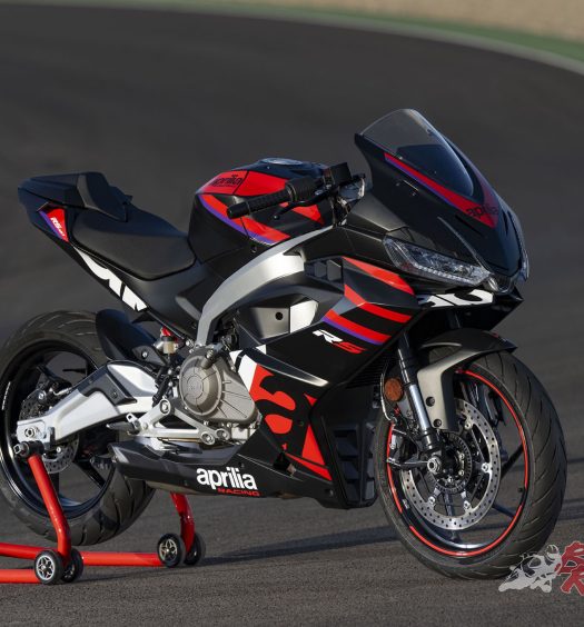 The 41mm fork features 120mm travel and preload adjustability. Same for the monoshock, which works on the steel swingarm, adjustable in preload, for 130 mm wheel travel.