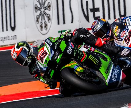 The #65 looked to overtake his rival on Lap 3 through Turn 4 and into Turn 5 but the Yamaha star cut back, before Rea made a similar move on Lap 6 and made it stick.