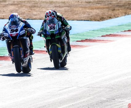 Two laps later and the two Champions were side-by-side throughout much of the lap, with Razgatlioglu holding on to second place before Rea tried another move a lap later.