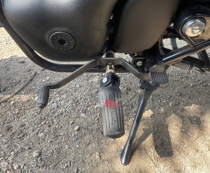 Heel/toe shifting, rubber topped footpegs, easy access side-stand.