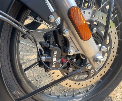 300mm fixed rotor, two-piston sliding ByBre front caliper, ABS.