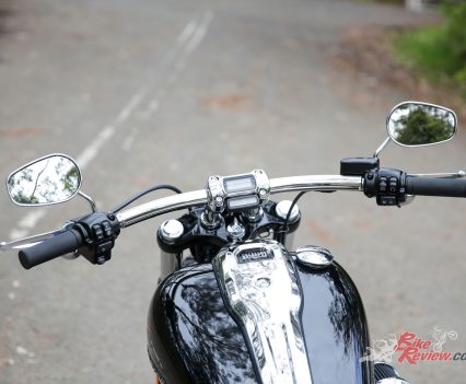 Wide and flat handlebars.