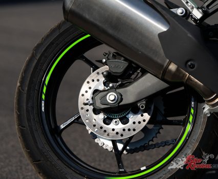 1x220mm disc with single-piston caliper.