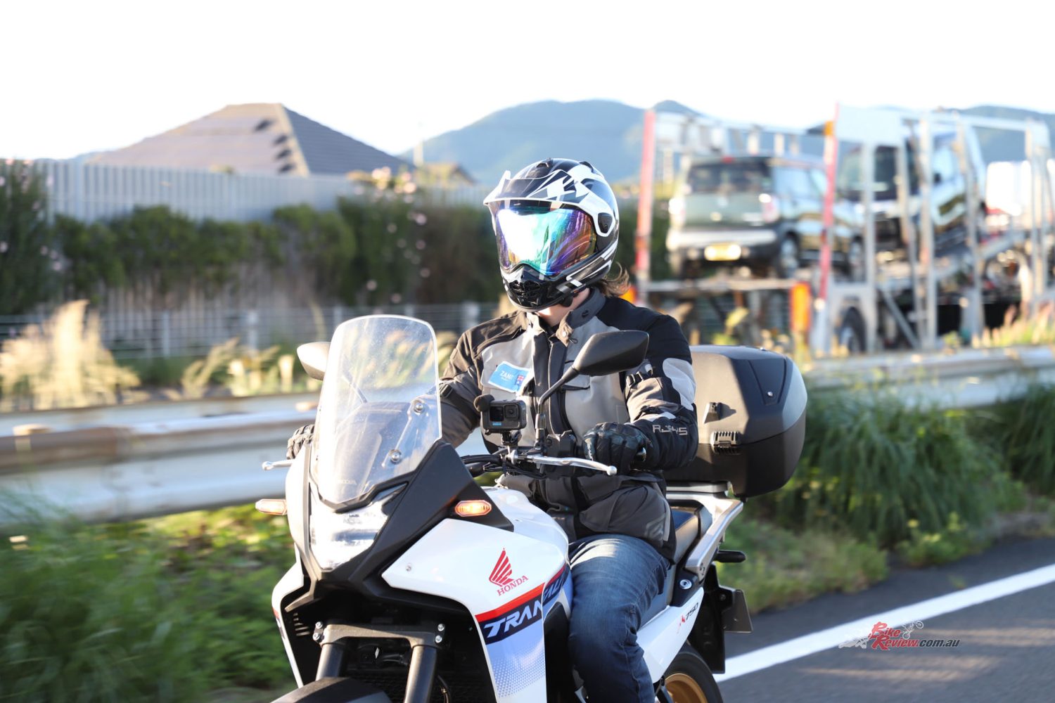 That sunlight smashes the blue visor. It might be worth choosing the dark smoke option...