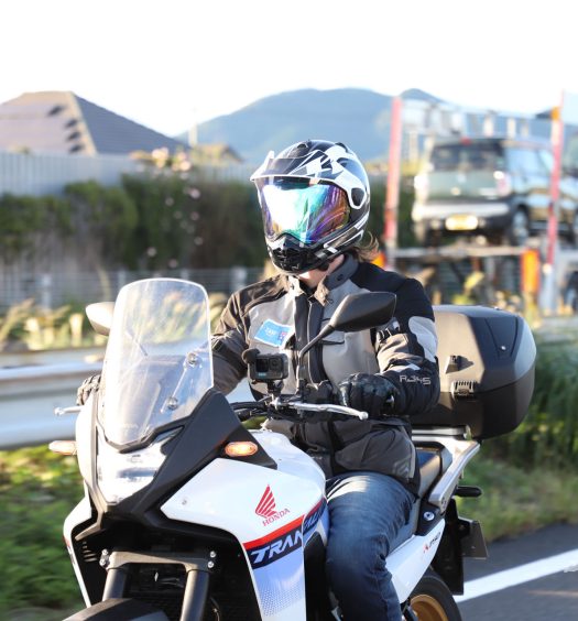 That sunlight smashes the blue visor. It might be worth choosing the dark smoke option...