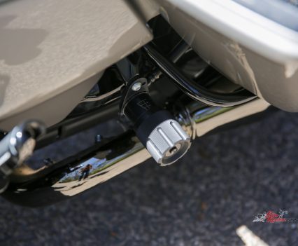 Dual adjustable emulsions suspension with remote preload adjustment on the left shock, and threaded preload on the right shock, 76mm travel.